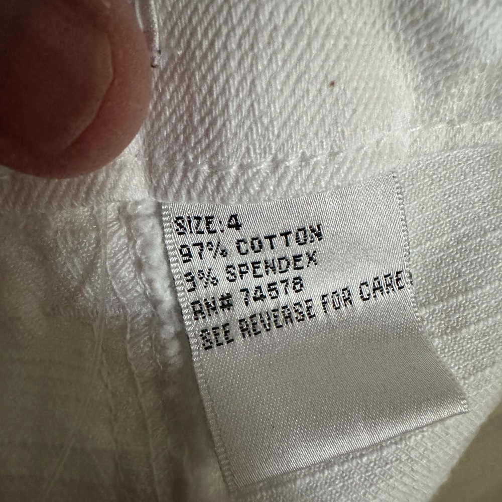 Cache NWT White Jeans with cute back pockets. Size 4 - Picture 3 of 6